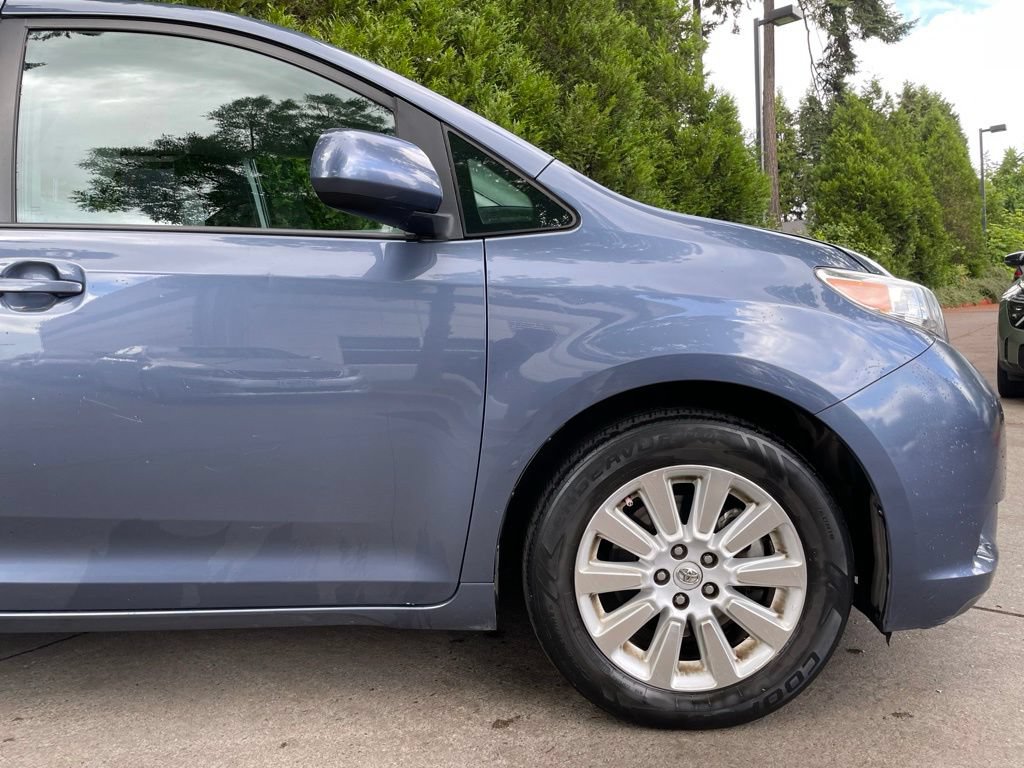 Used 2015 Toyota Sienna LE AWD/4WD image 2