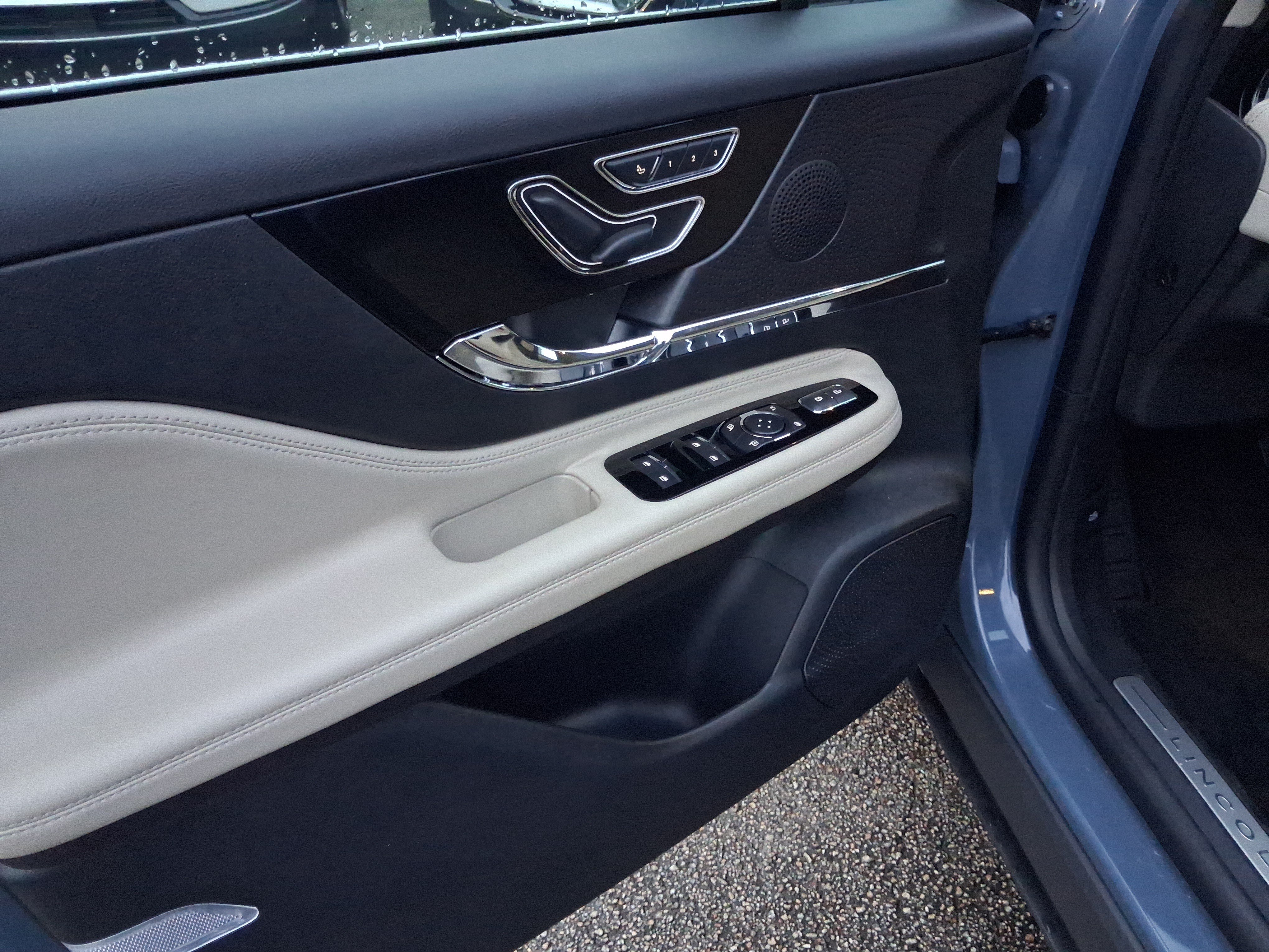 Certified 2025 Lincoln Corsair FWD image 12