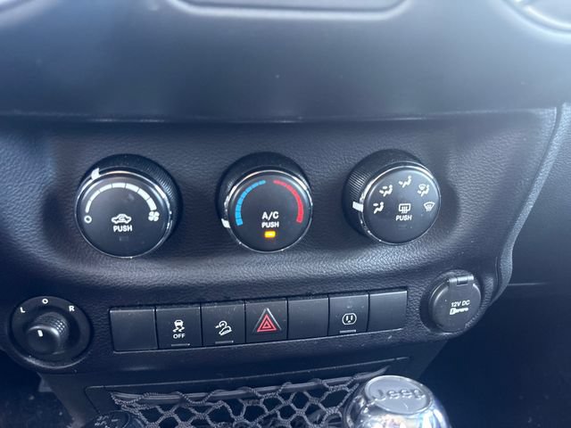 Used 2015 Jeep Wrangler Unlimited Rubicon w/ Connectivity Group AWD/4WD image 21