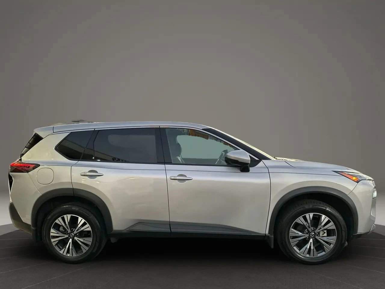 Used 2021 Nissan Rogue SV image 4