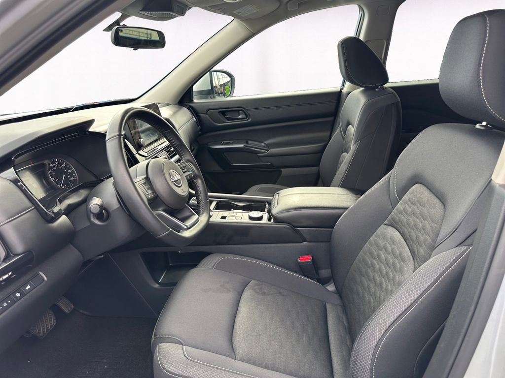 Used 2024 Nissan Pathfinder SV w/ SV Premium Package image 9