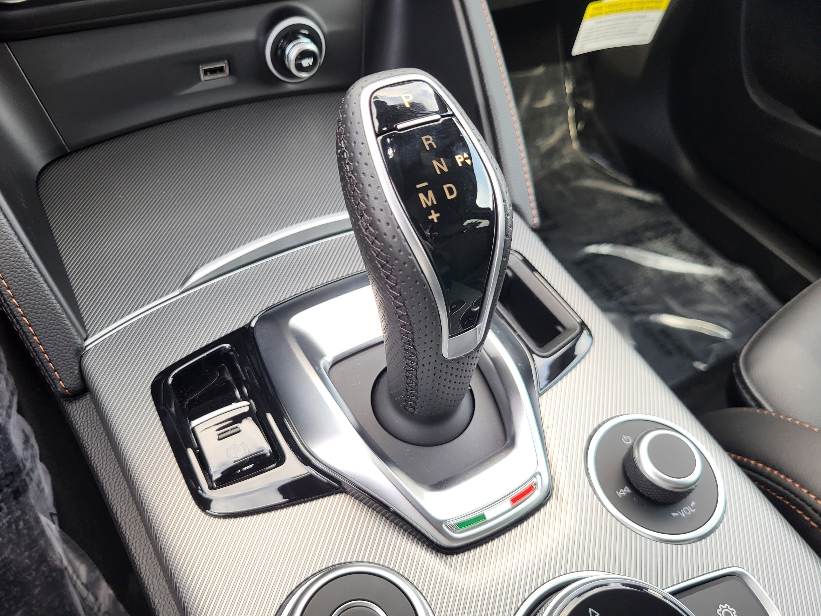 New 2025 Alfa Romeo Stelvio Sprint AWD/4WD image 31