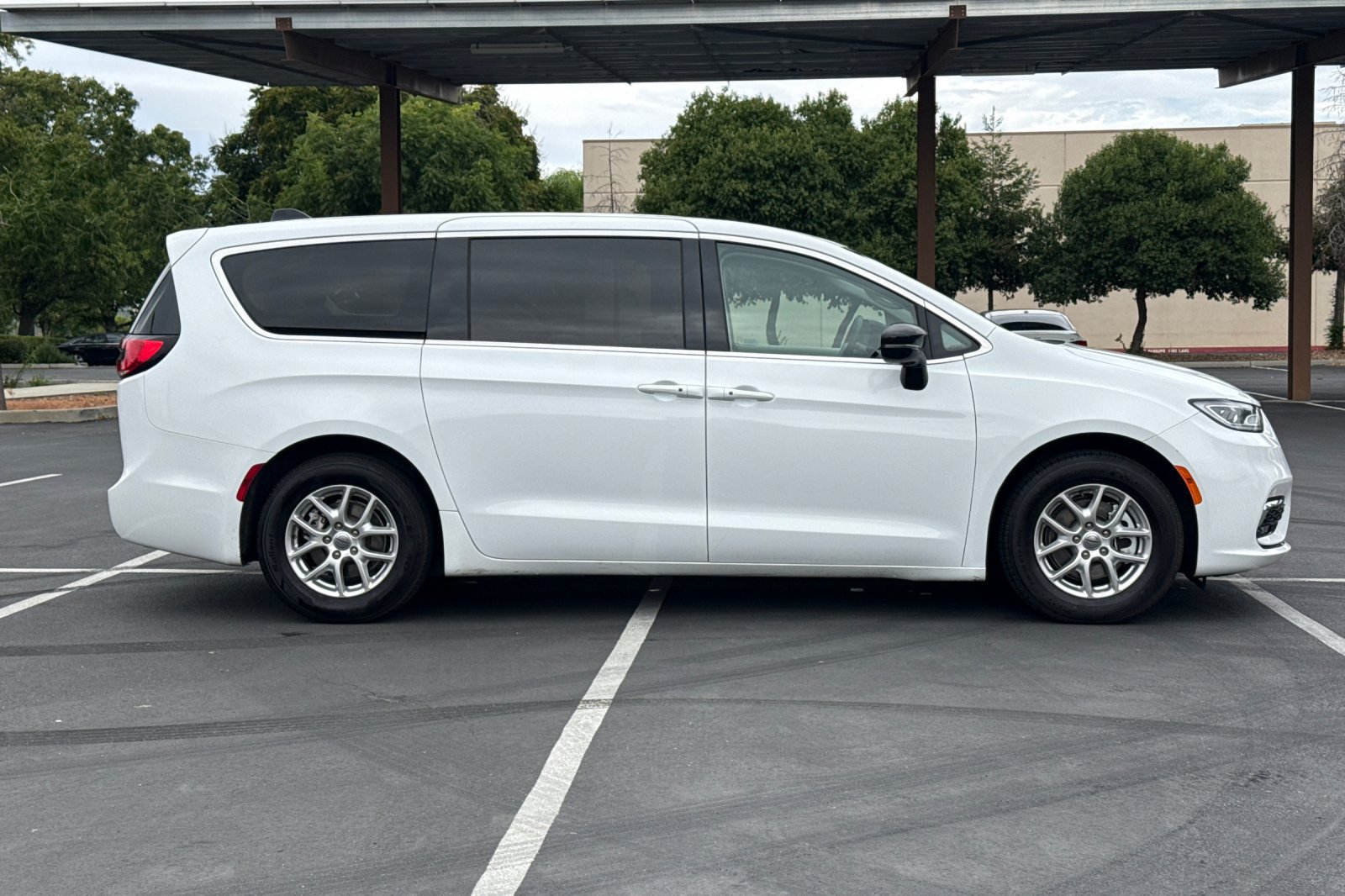 Used 2024 Chrysler Pacifica Touring-L FWD image 10