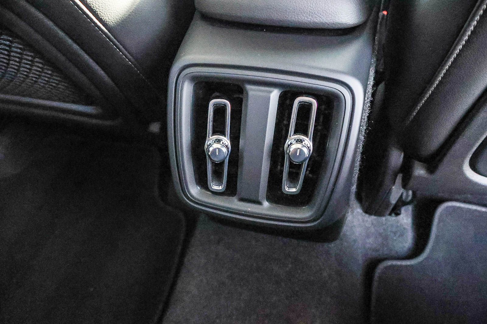 Used 2025 Volvo XC40 B5 Core image 22