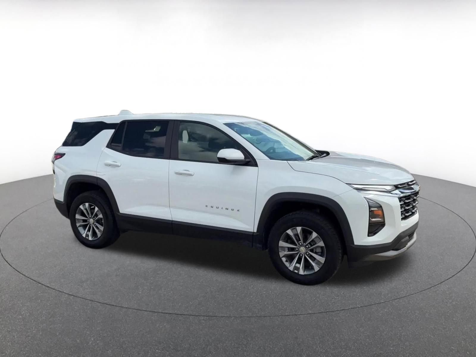 Used 2025 Chevrolet Equinox LT AWD/4WD image 2