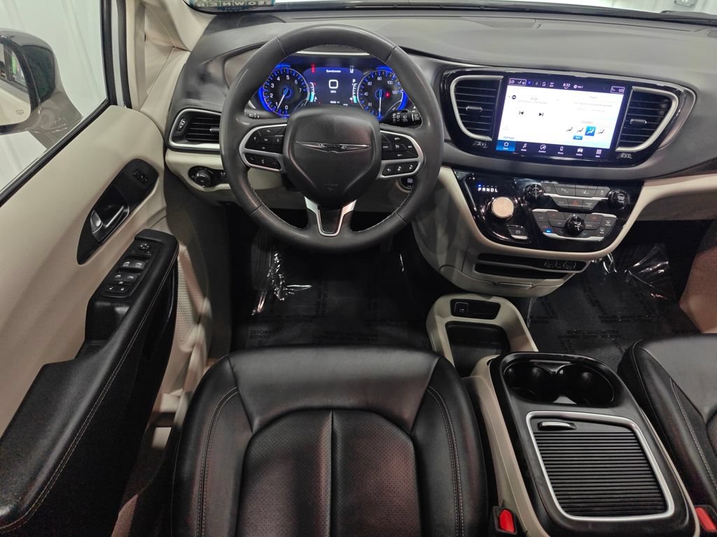 Used 2024 Chrysler Pacifica Touring-L FWD image 4