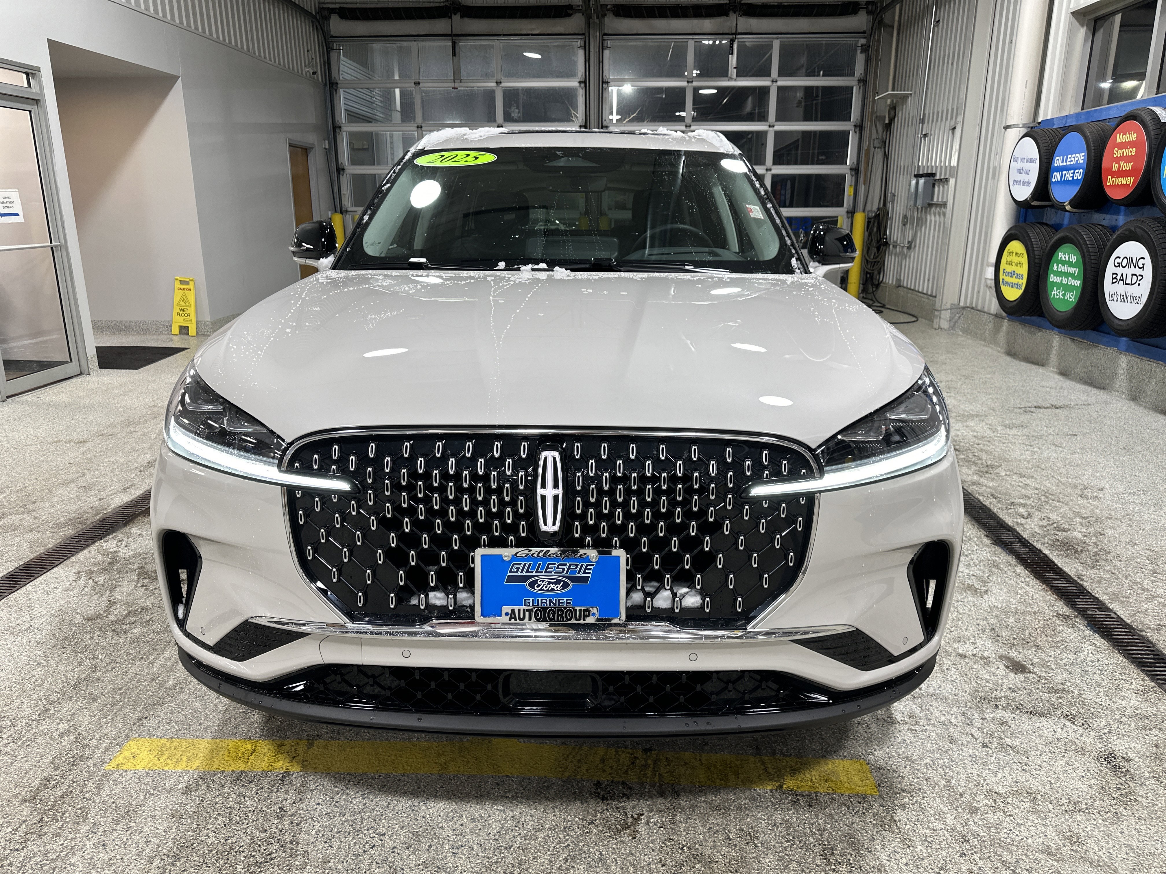 Used 2025 Lincoln Aviator Reserve w/ Equipment Group 201A image 9