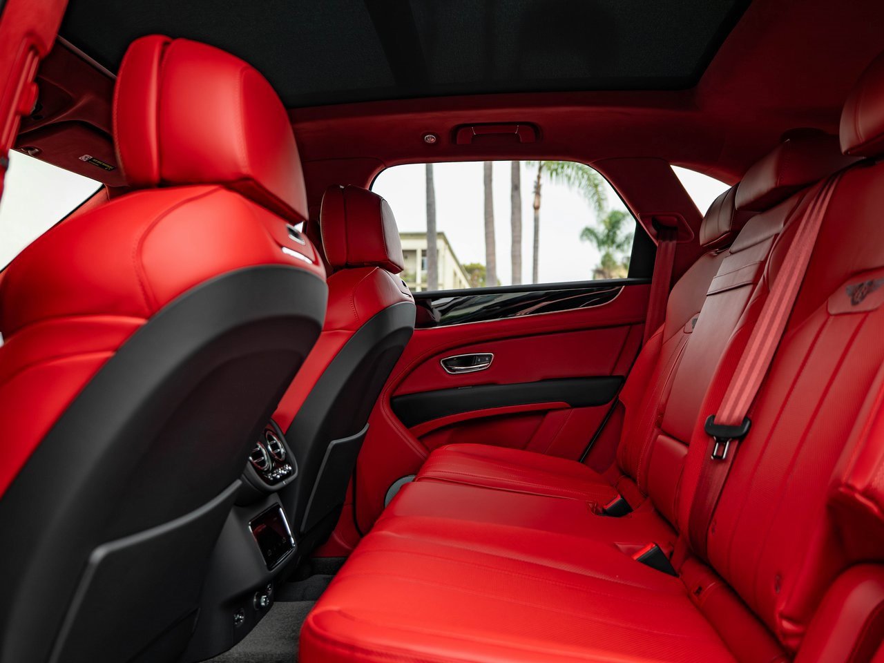 Used 2025 Bentley Bentayga V8 image 20