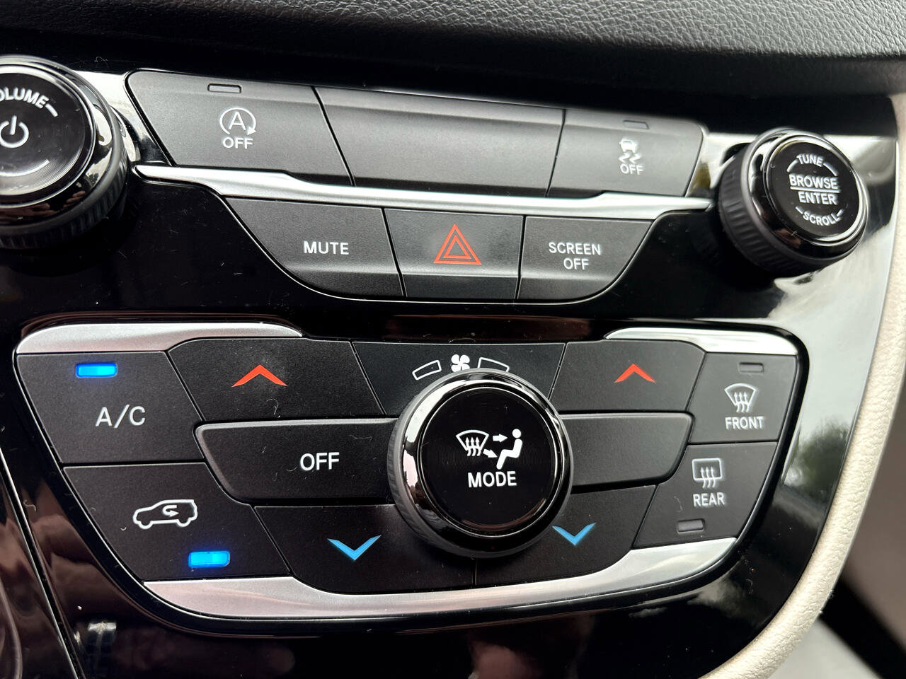 Used 2023 Chrysler Voyager LX image 23