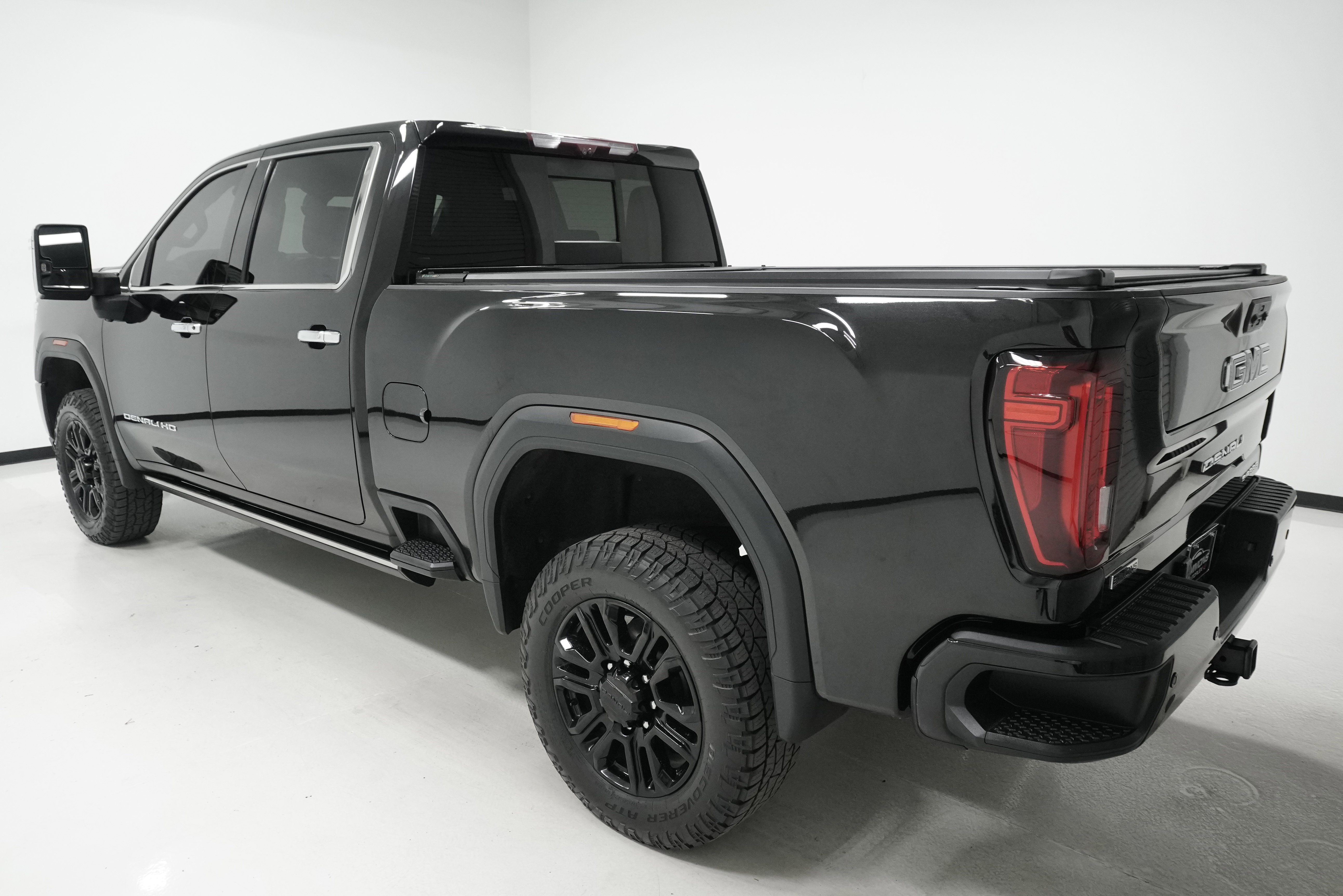 Used 2023 GMC Sierra 3500 Denali w/ Denali Black Diamond Edition image 5