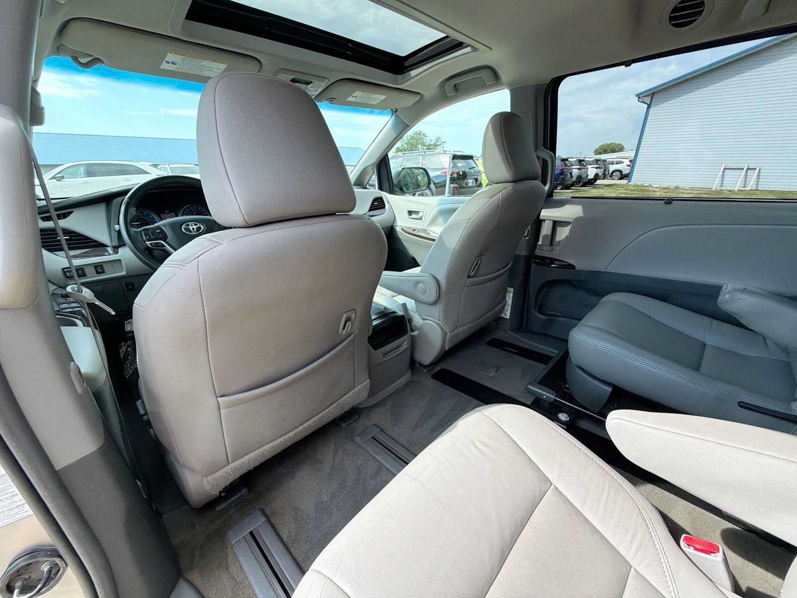 Used 2017 Toyota Sienna XLE AWD/4WD image 15