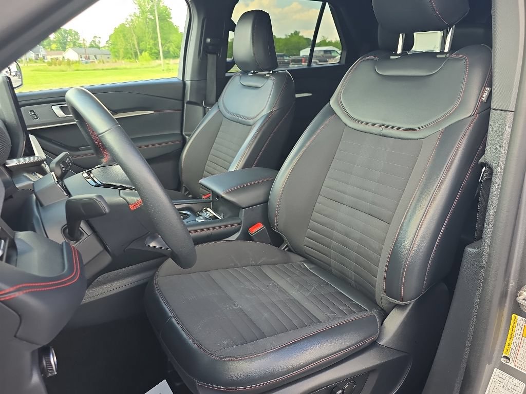 Used 2025 Ford Explorer ST-Line w/ ST-Line Street Pack AWD/4WD image 18