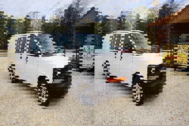 Used 2010 Chevrolet Express 1500 image 1