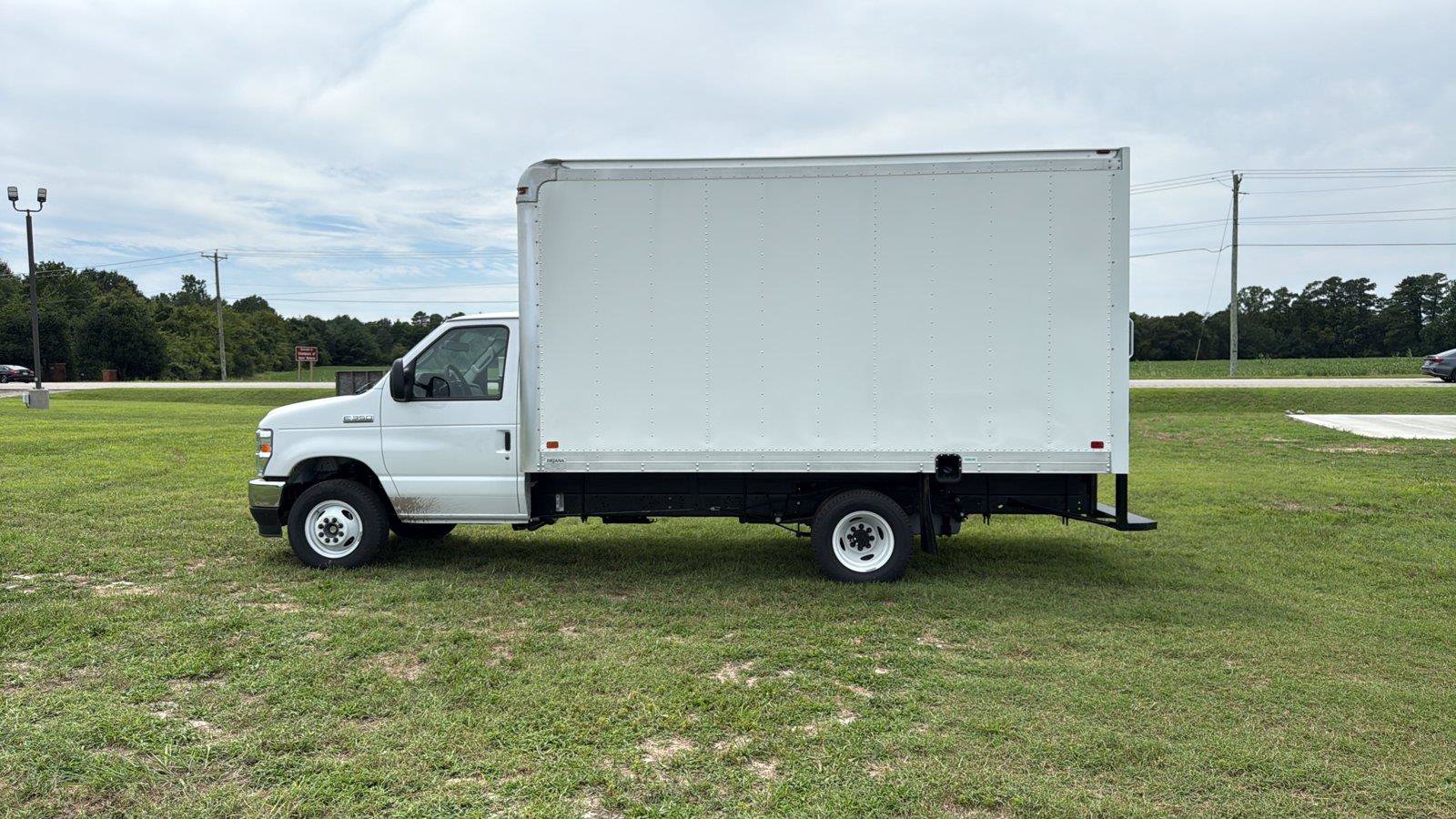 New 2027 Ford E-350 and Econoline 350 Super Duty w/ Power Equipment Group RWD image 2