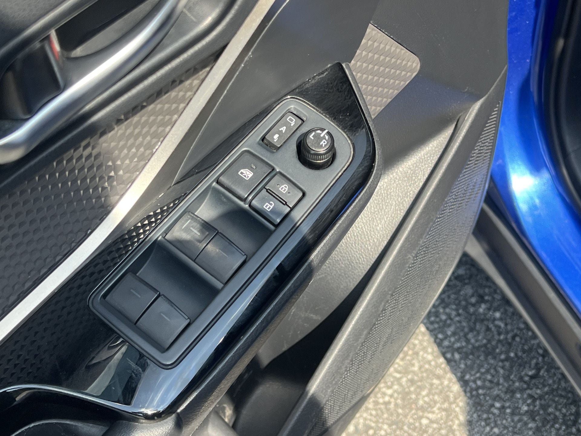 Used 2022 Toyota C-HR Limited FWD image 15