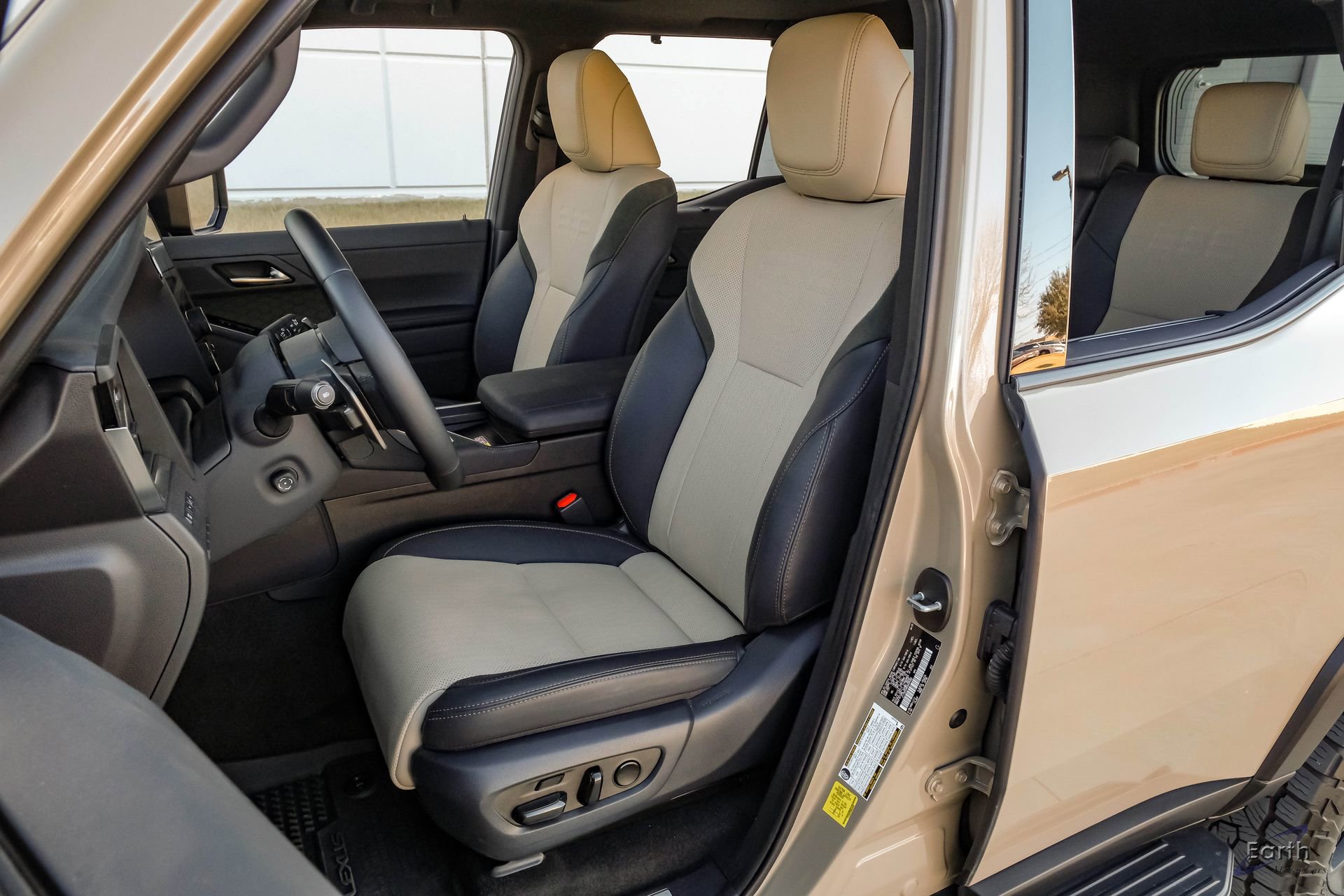 Used 2025 Lexus GX 550 w/ Accessory Package (CT) image 40