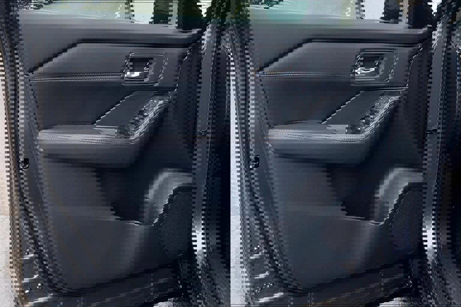 Used 2025 Nissan Rogue SV w/ SV Premium Package image 24