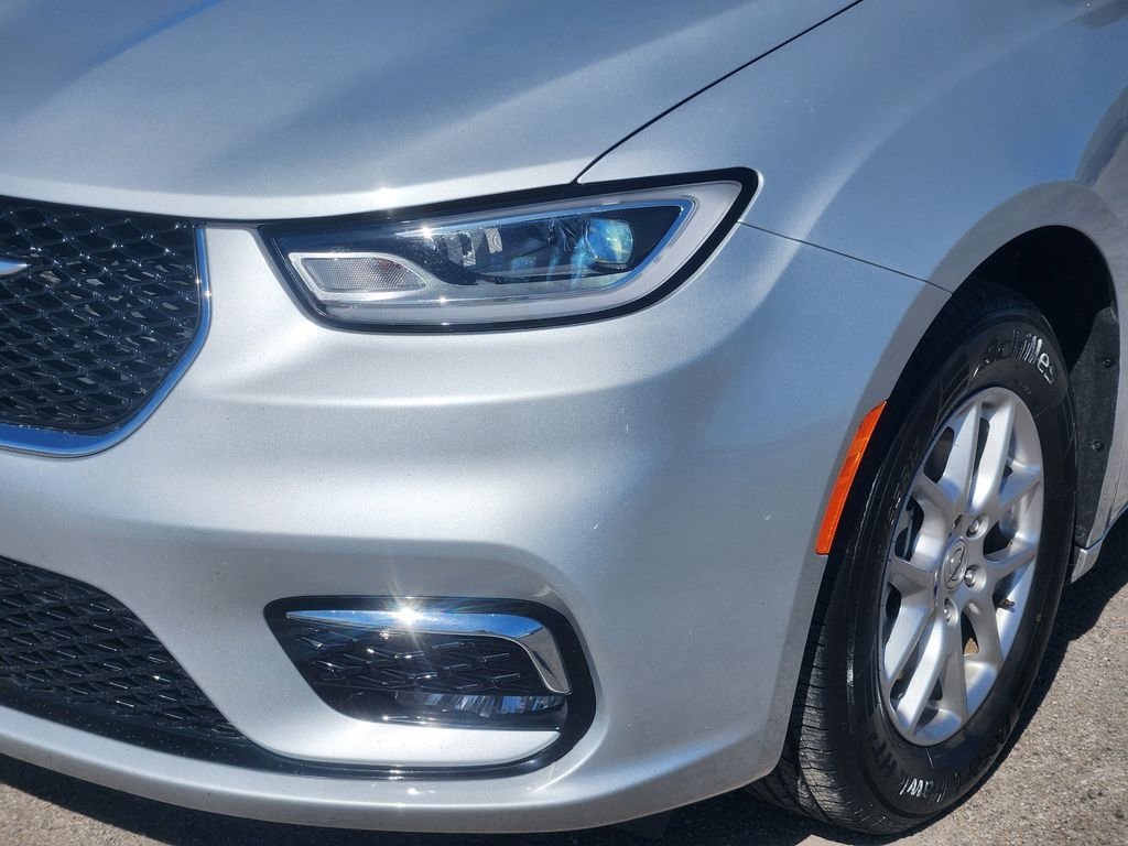 Used 2024 Chrysler Pacifica Touring-L image 10