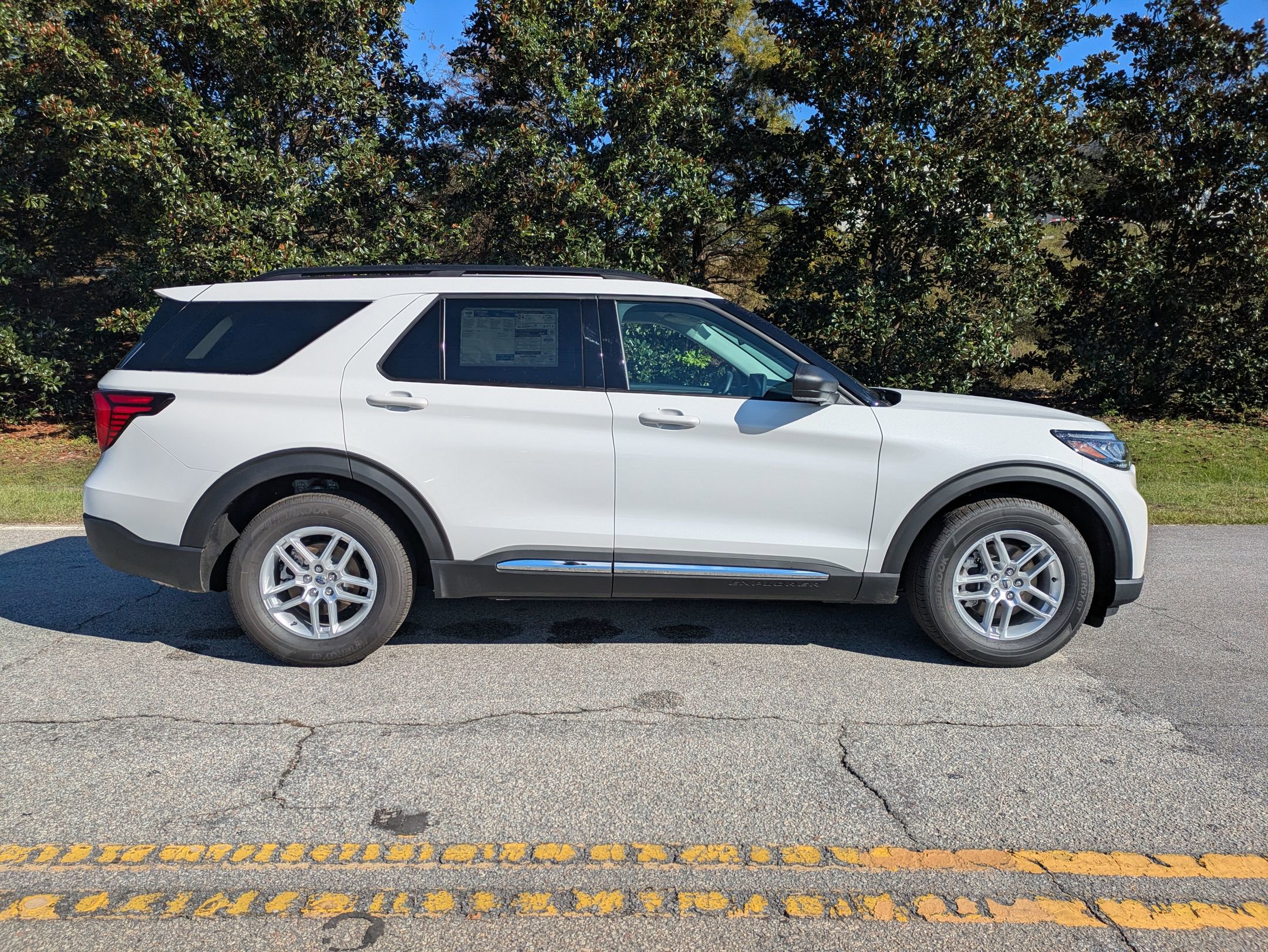 Certified 2025 Ford Explorer Active image 3