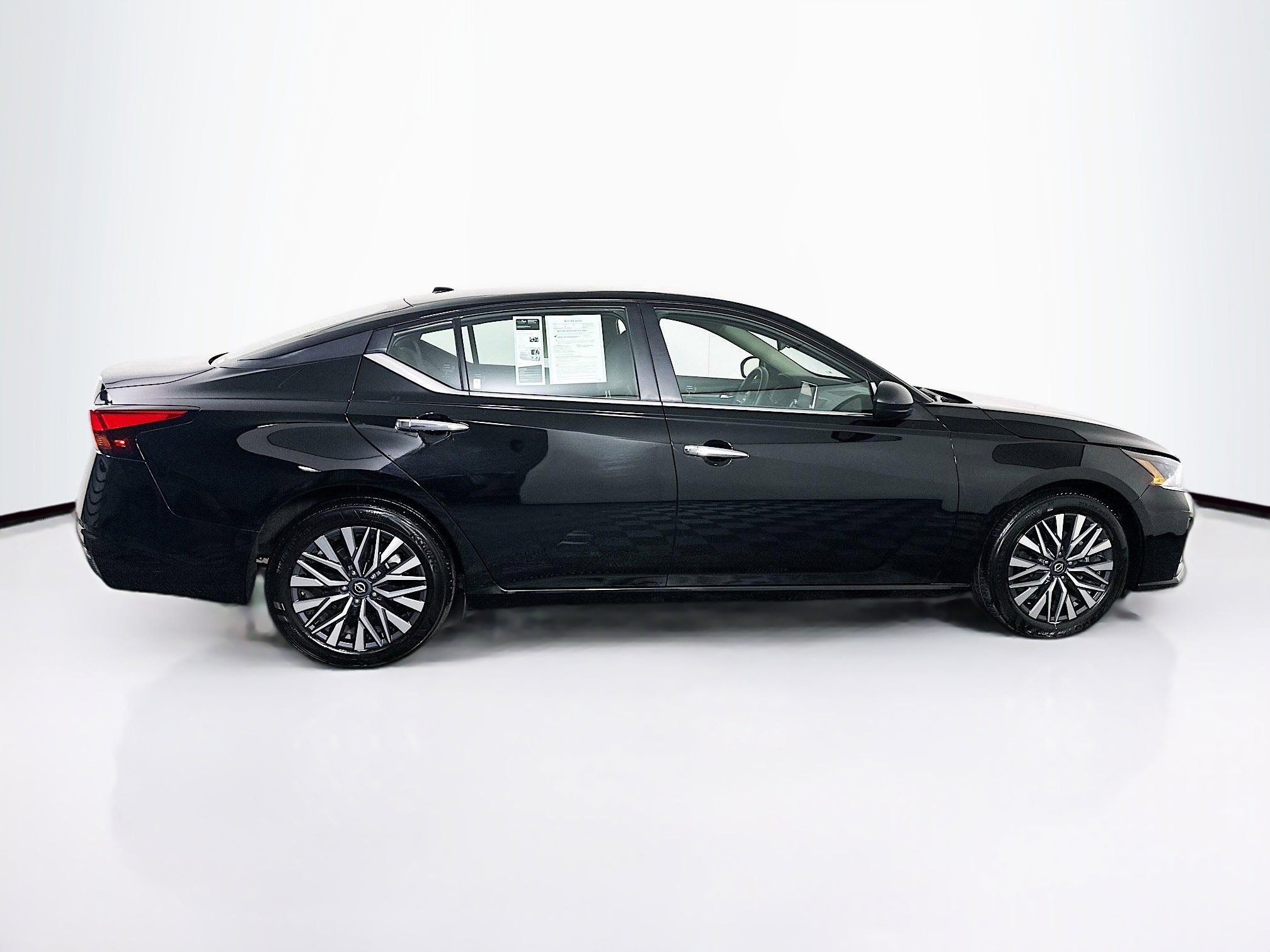 Used 2025 Nissan Altima 2.5 SV FWD image 10
