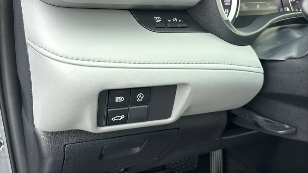 Used 2023 Toyota Highlander XLE AWD/4WD image 16