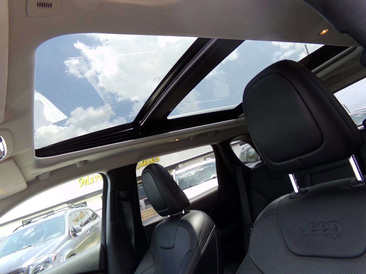 Used 2019 Jeep Cherokee Limited image 12