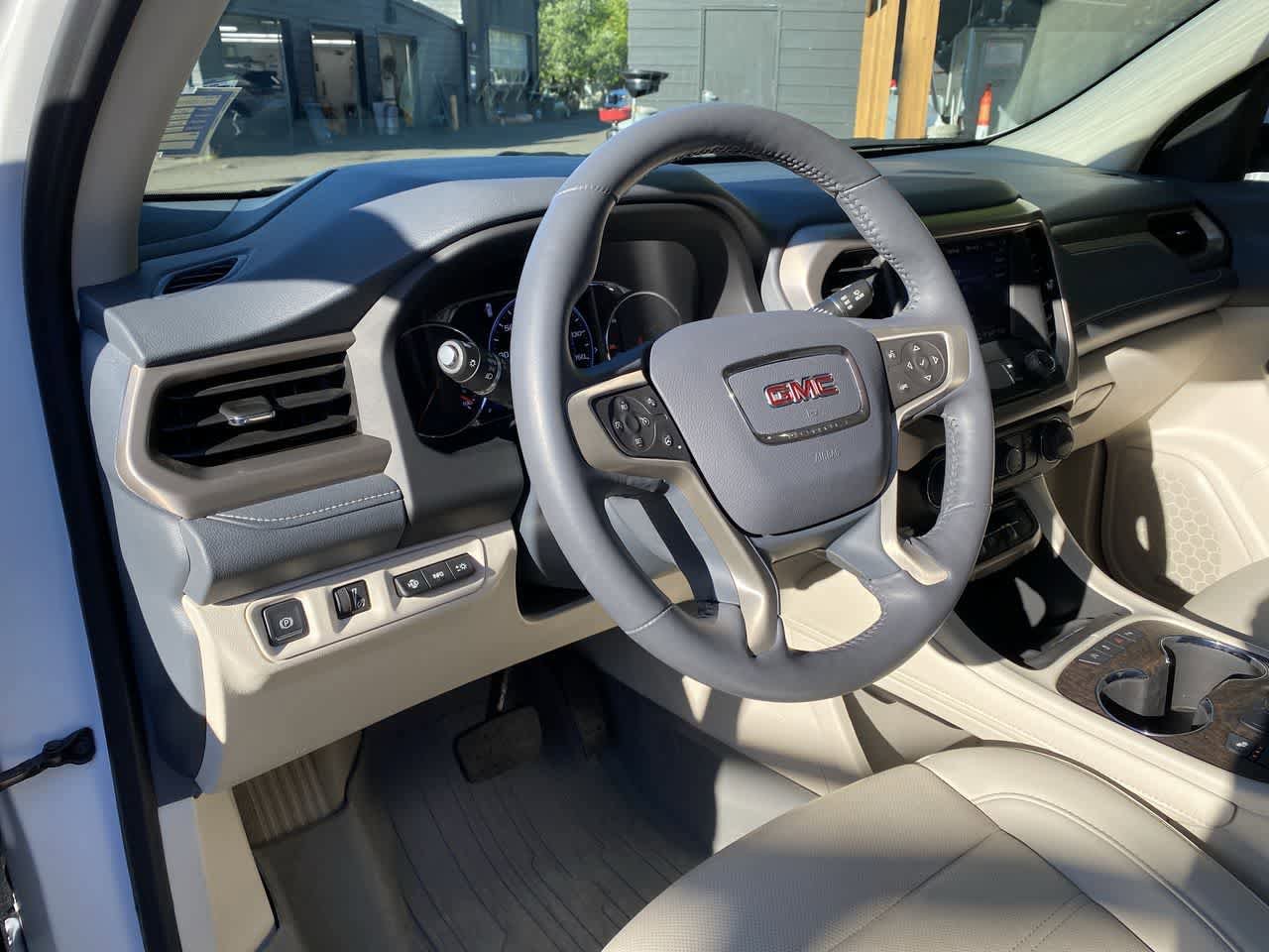 Used 2022 GMC Acadia Denali w/ Denali Ultimate Package AWD/4WD image 2