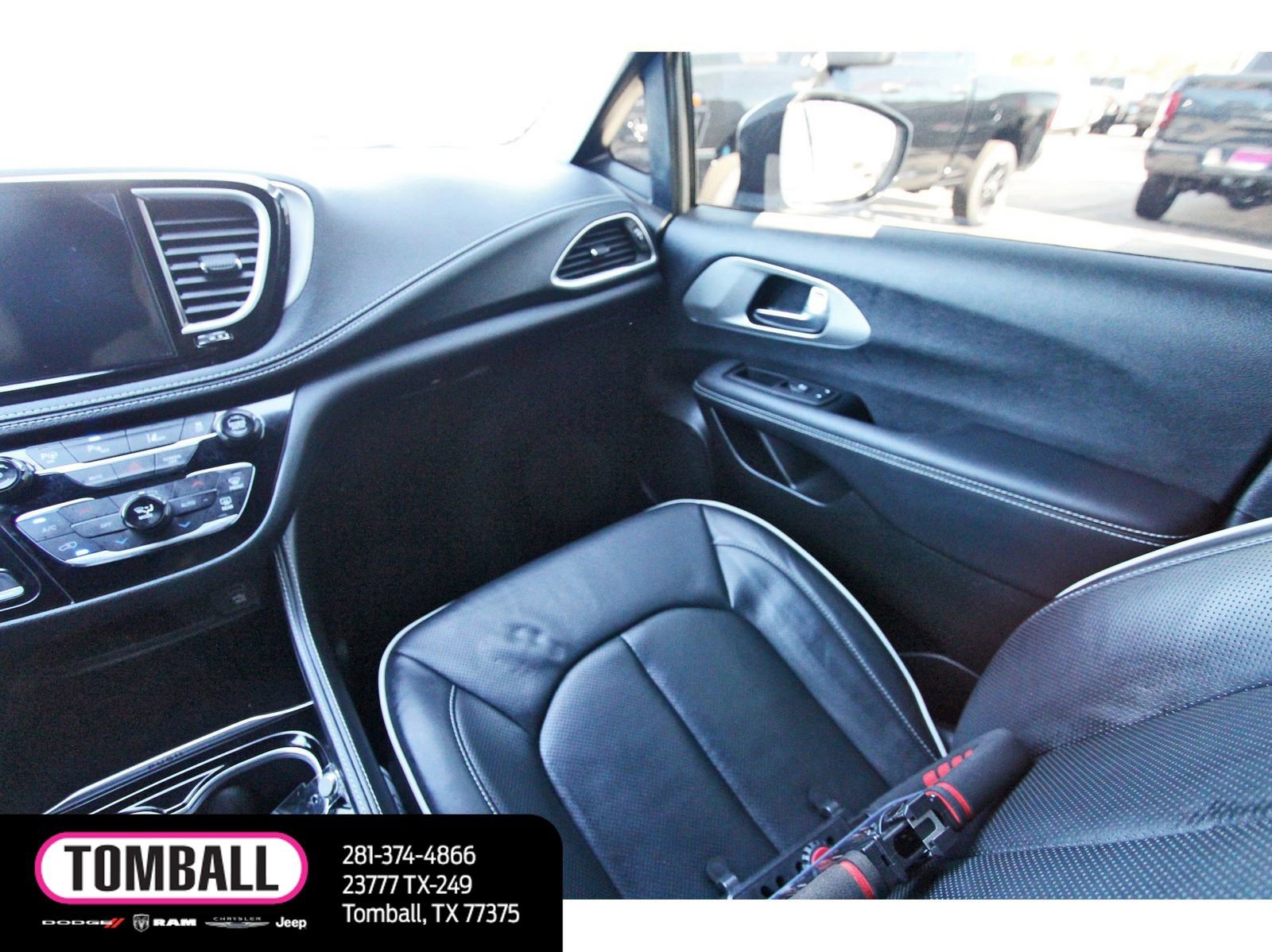 Used 2024 Chrysler Pacifica Premium image 11