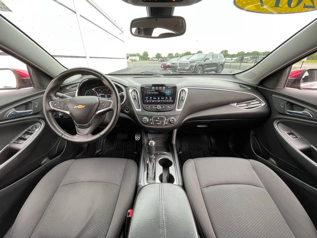 Used 2017 Chevrolet Malibu LT FWD image 3