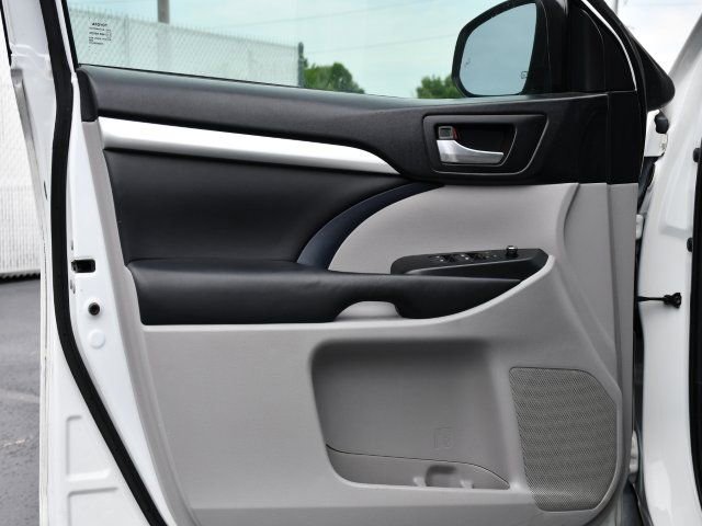 Used 2019 Toyota Highlander XLE FWD image 11
