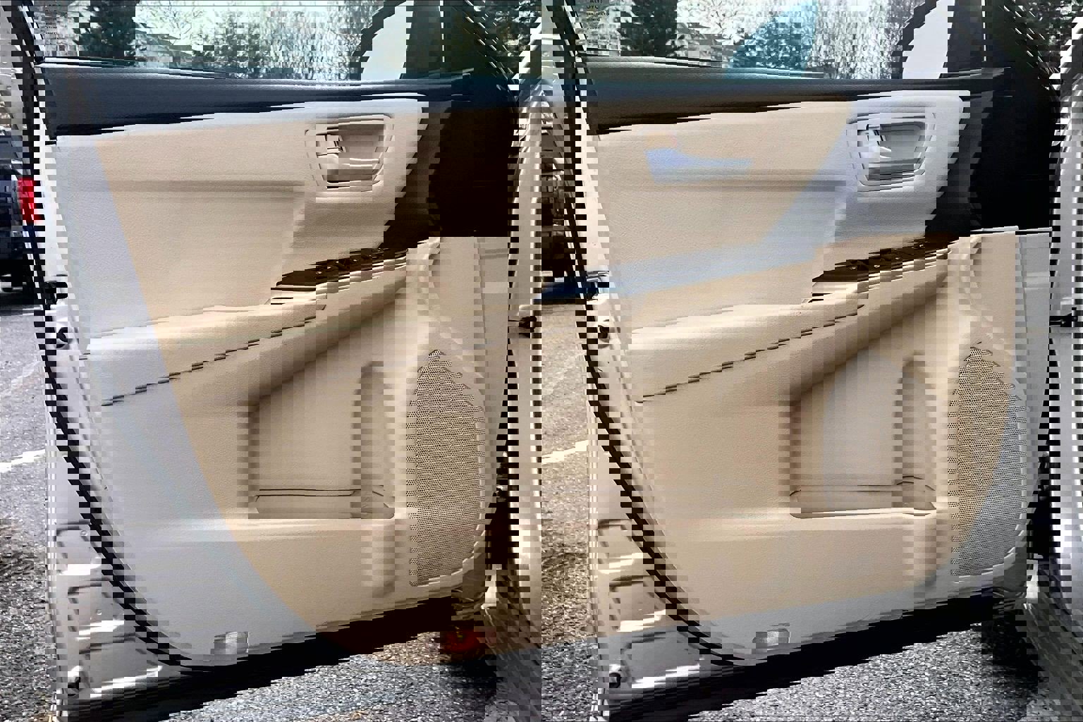 Used 2016 Toyota Camry LE image 21