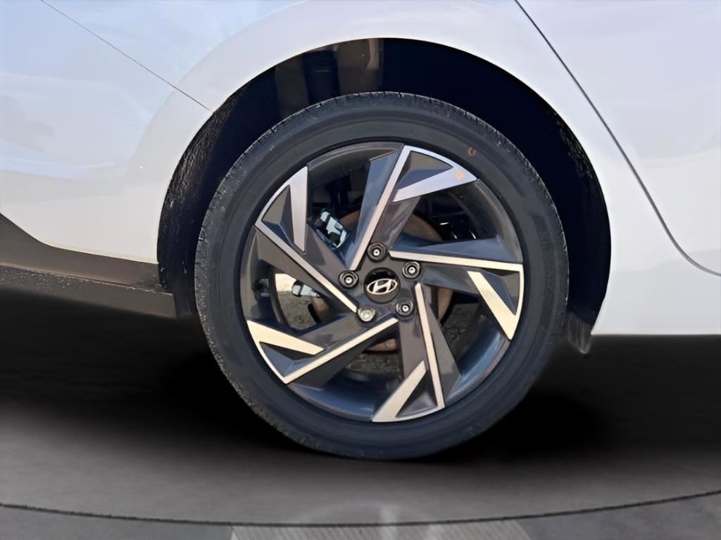 Used 2025 Hyundai Elantra Sport image 13