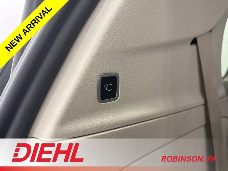 Used 2023 Chrysler Pacifica Limited w/ Uconnect Theater Family Group image 10