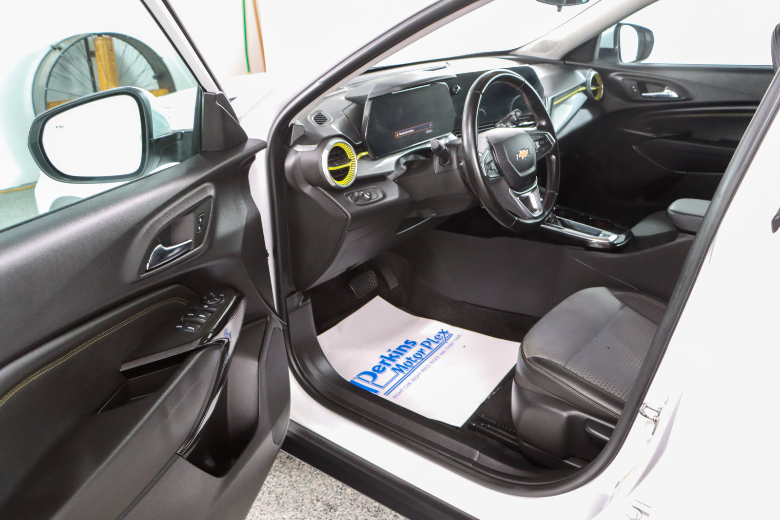 Used 2024 Chevrolet Trax LT w/ Sunroof Package FWD image 3