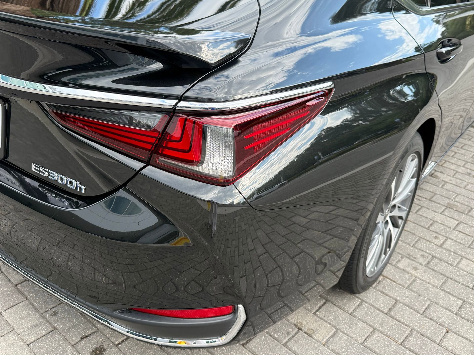 Used 2020 Lexus ES 300h w/ Premium Package FWD image 13