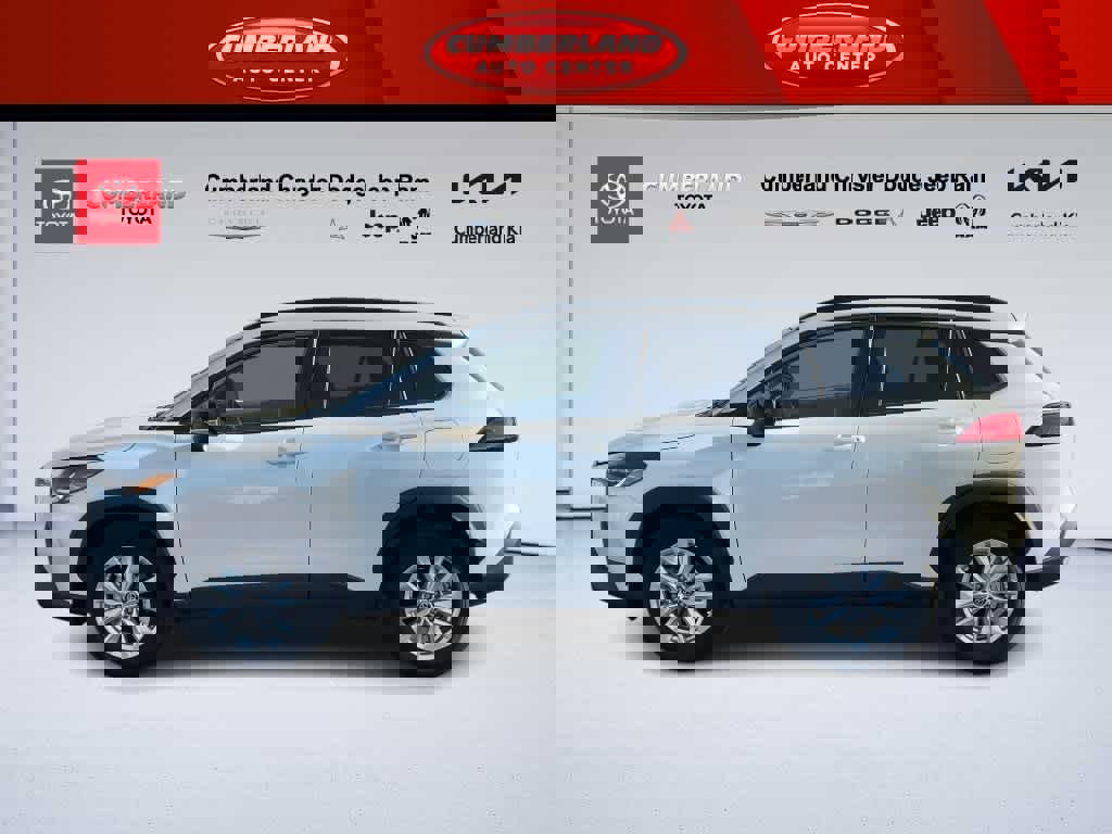 Used 2025 Toyota Corolla Cross LE image 5