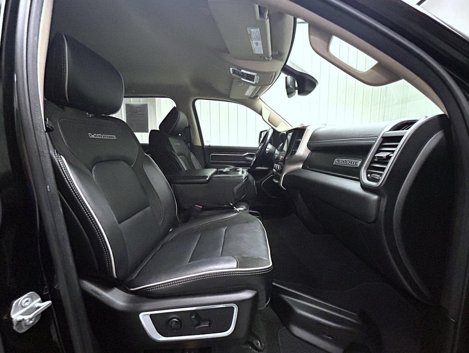 Used 2020 RAM 1500 Laramie AWD/4WD image 15
