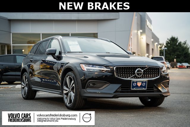 Used 2023 Volvo V60 B5 Cross Country Plus