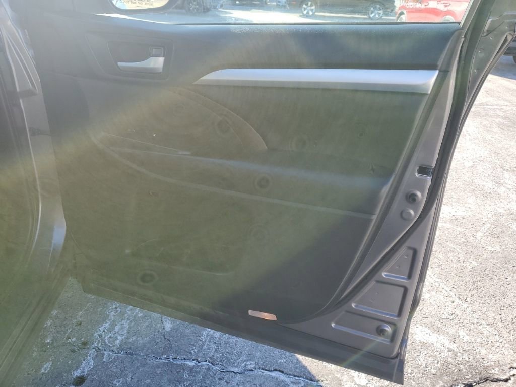 Used 2019 Toyota Highlander XLE image 32