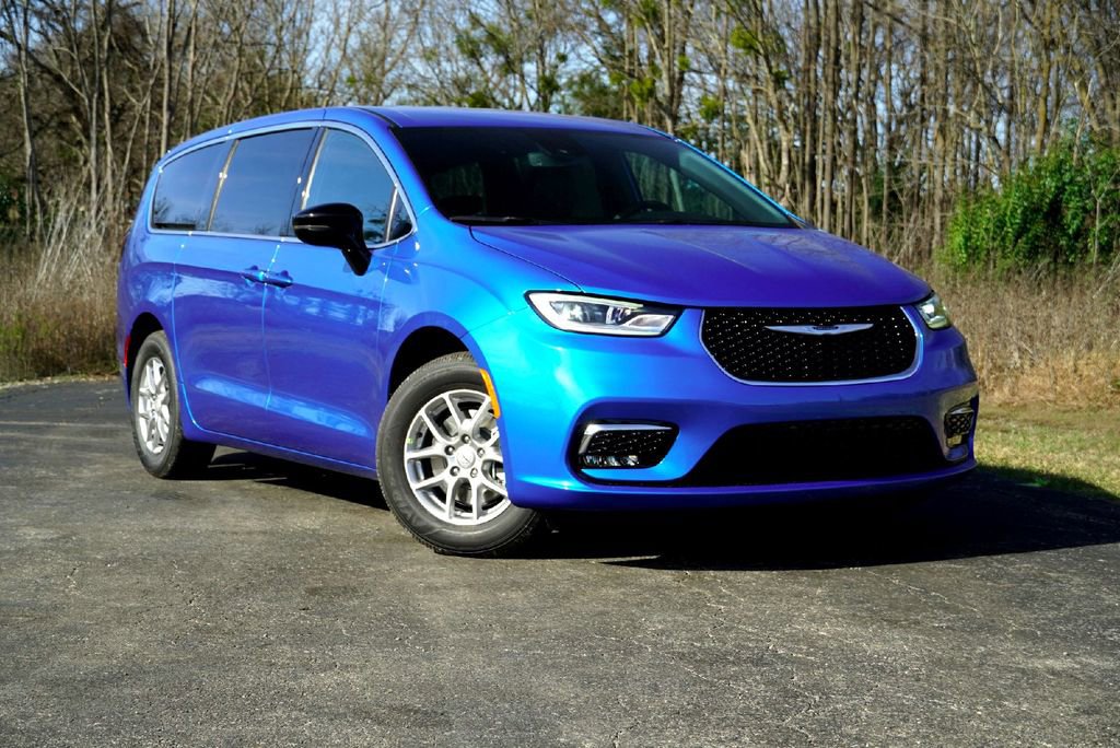 New 2026 Chrysler Pacifica Select image 2