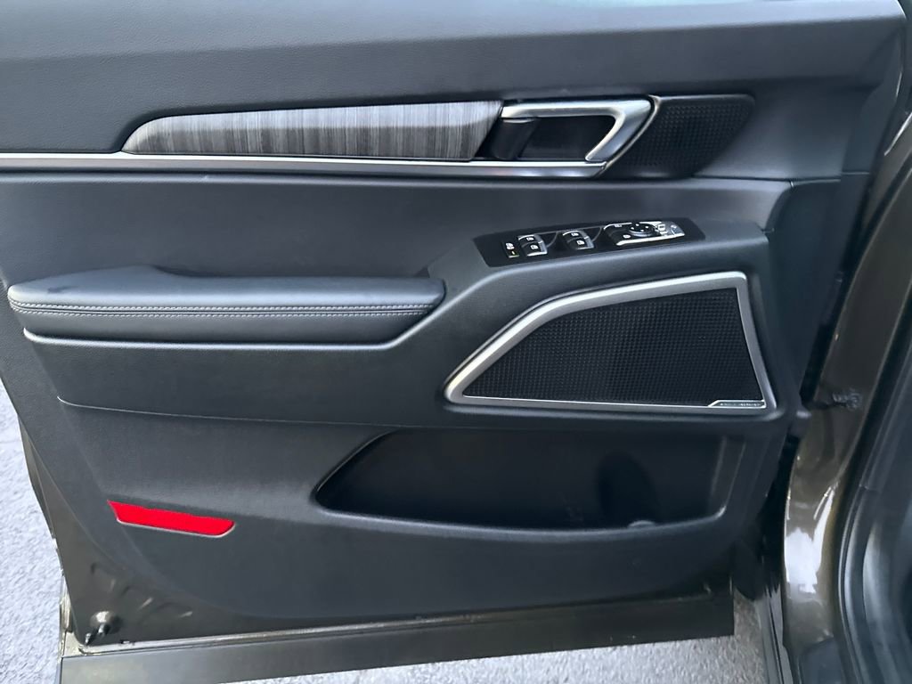 Used 2025 Kia Telluride EX w/ EX Captain's Chair Package image 12