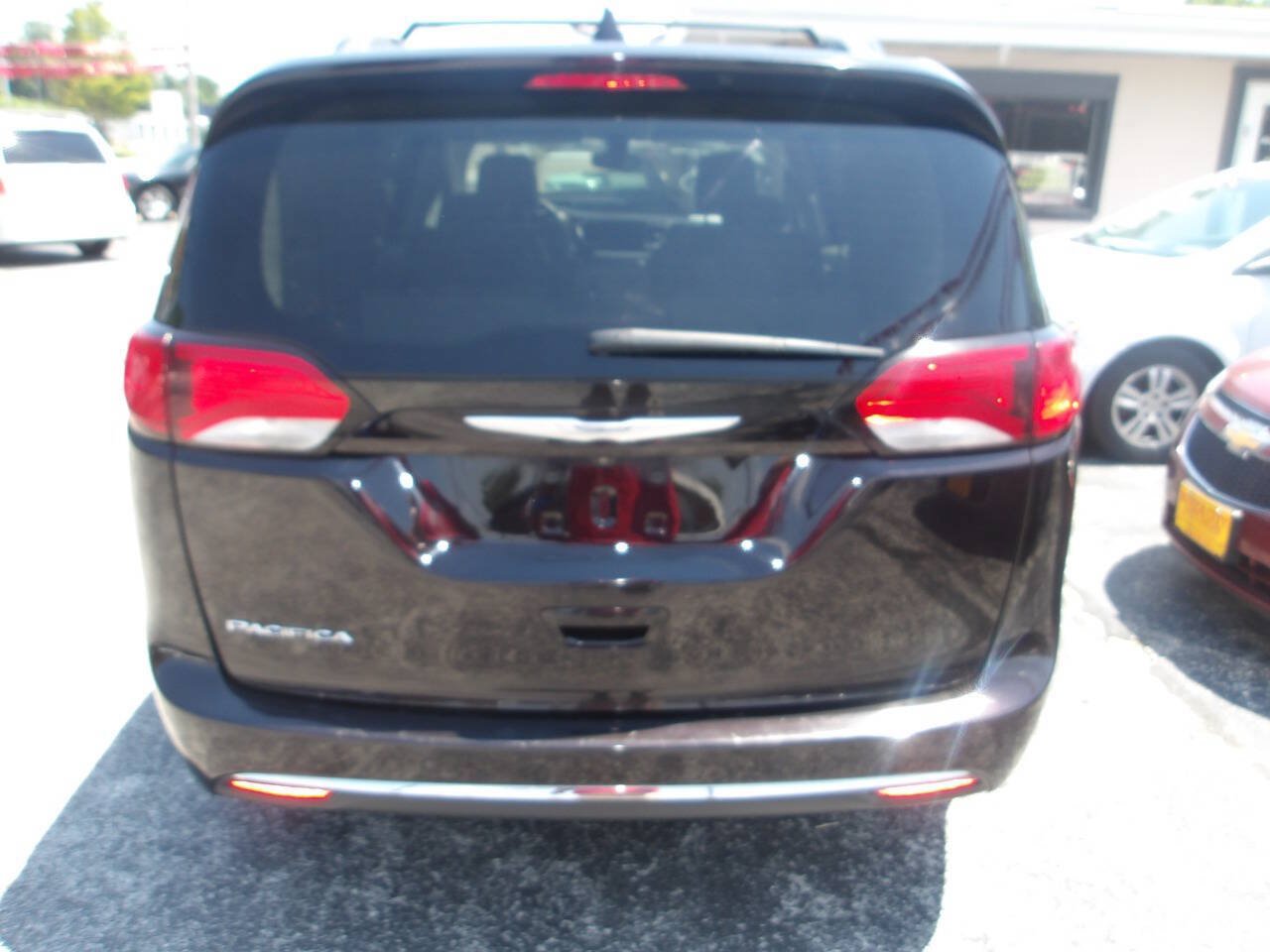 Used 2017 Chrysler Pacifica Touring-L FWD image 7