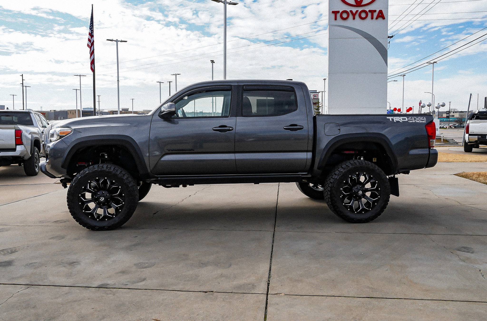 Used 2017 Toyota Tacoma TRD Off-Road w/ Premium & Technology Package image 5