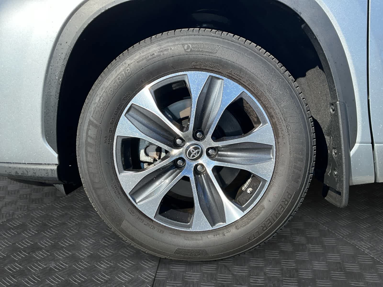 Used 2024 Toyota Highlander XLE AWD/4WD image 14