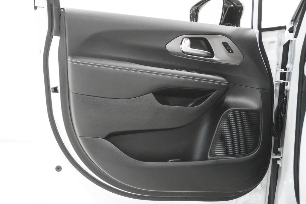 New 2026 Chrysler Pacifica Select FWD image 13
