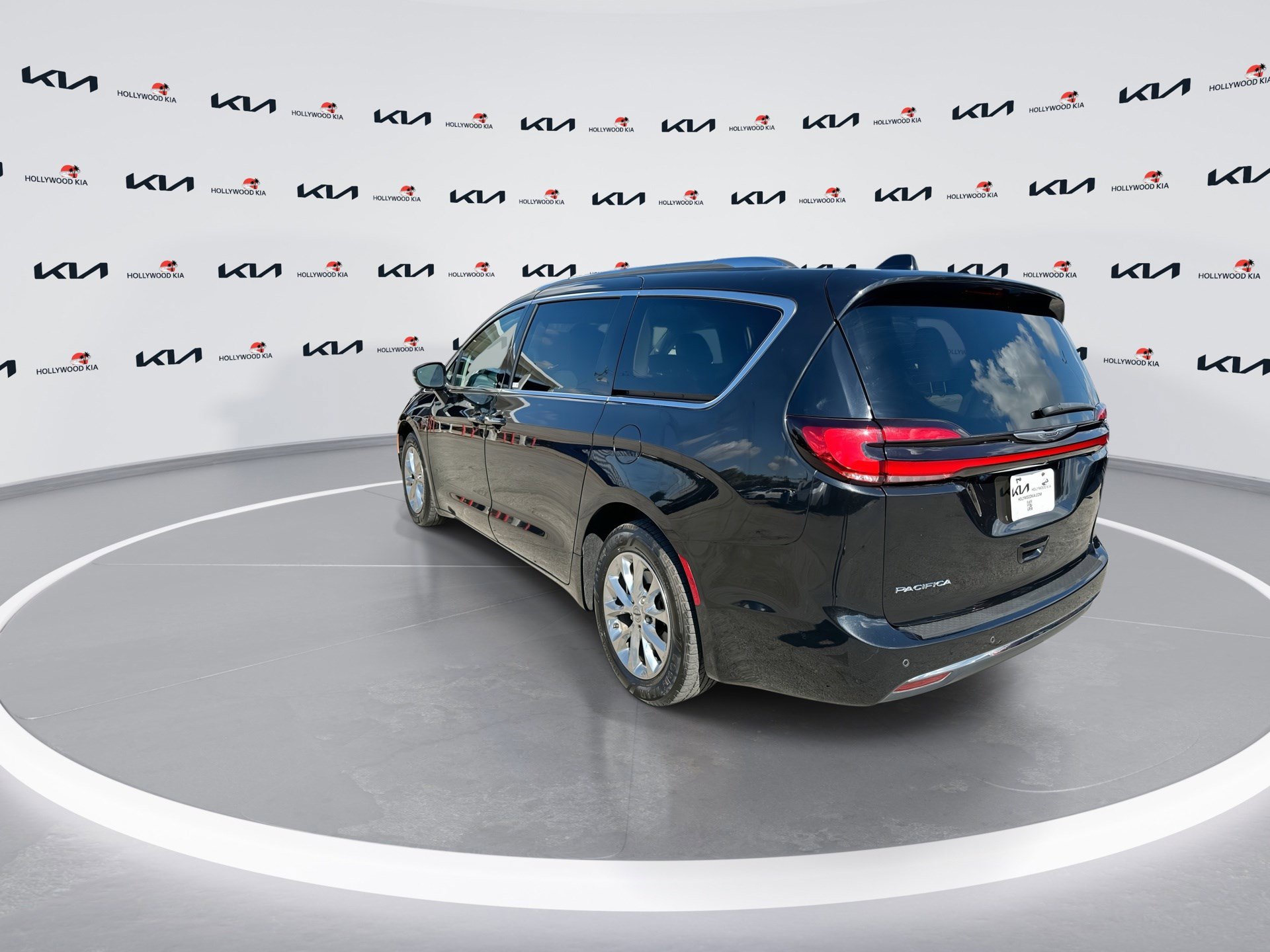 Used 2021 Chrysler Pacifica Touring-L FWD image 6