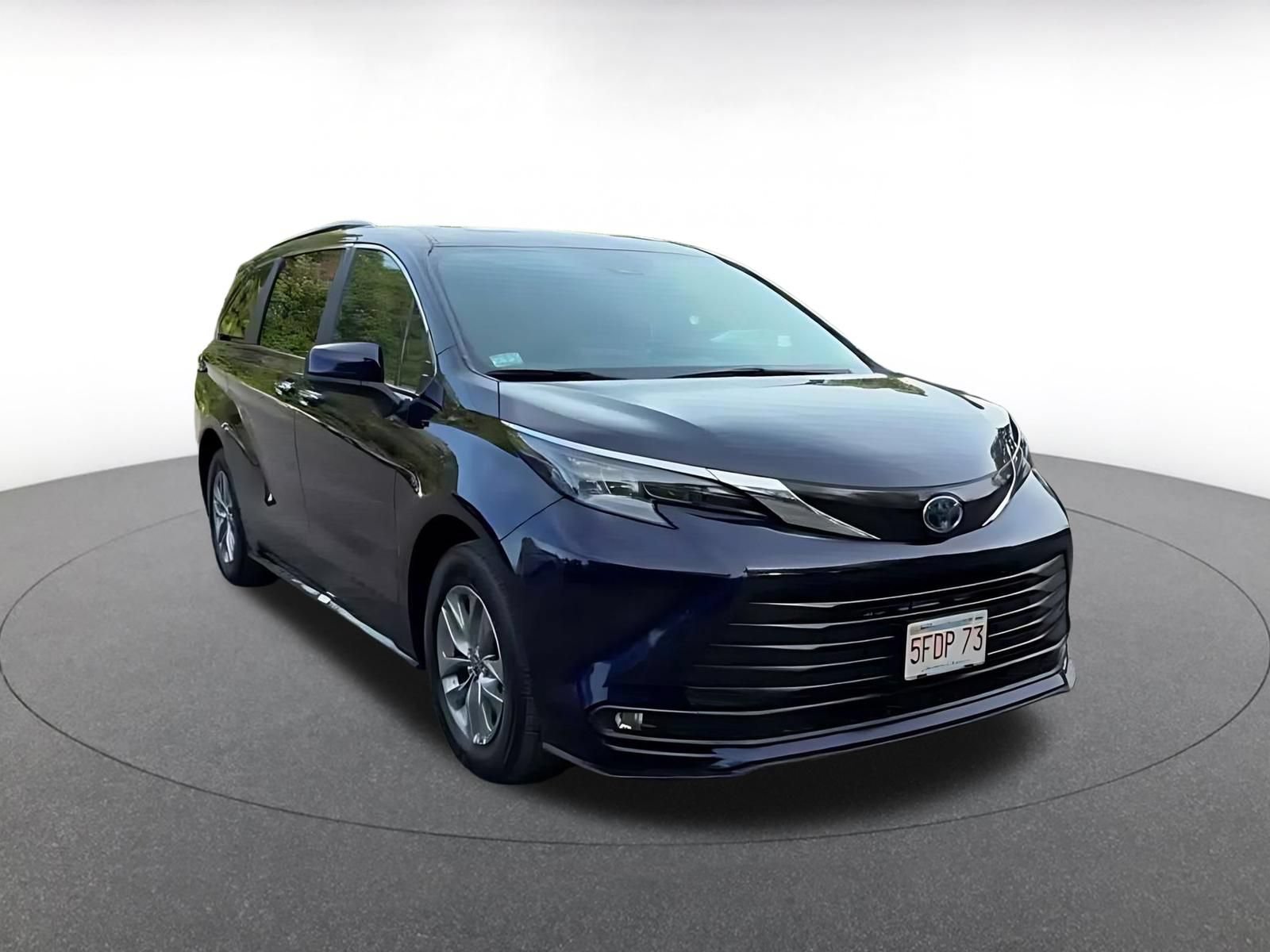 Used 2025 Toyota Sienna XLE FWD image 3