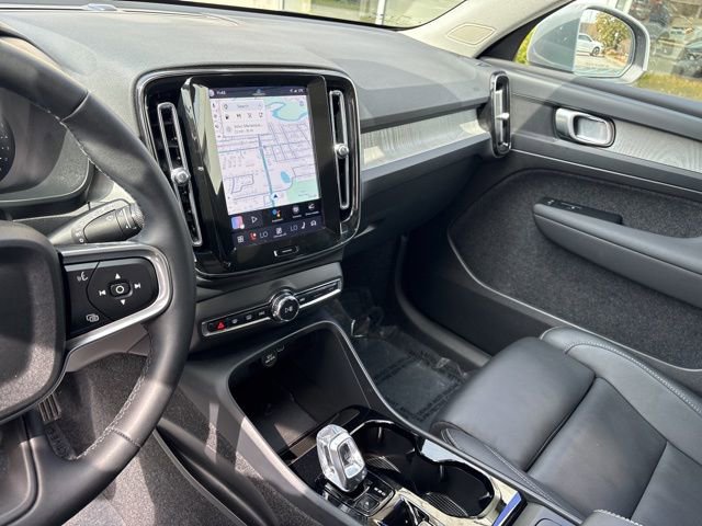 Used 2025 Volvo XC40 B5 Plus image 19