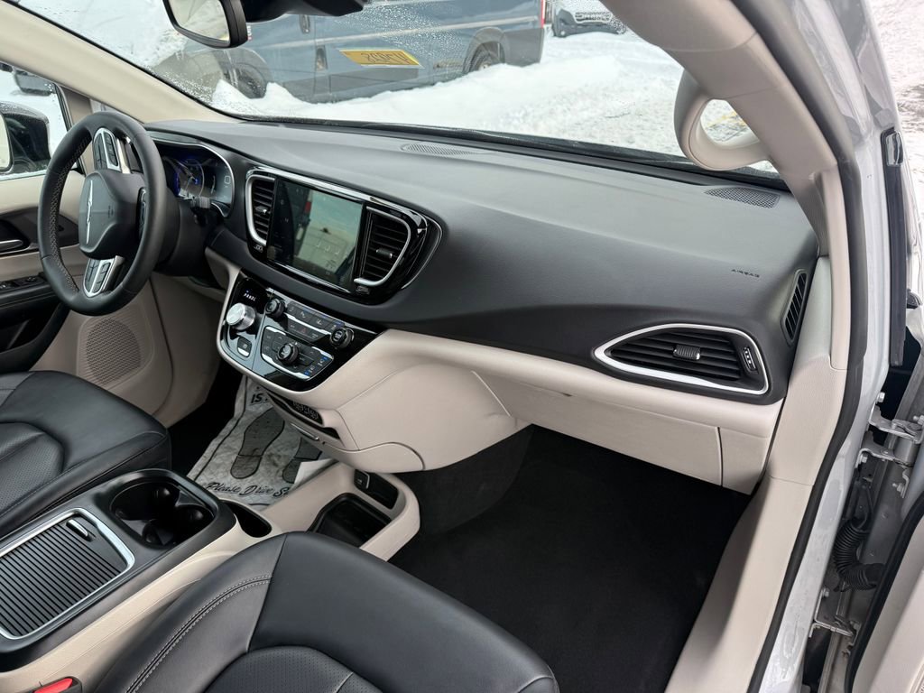 Used 2024 Chrysler Pacifica Touring-L image 16