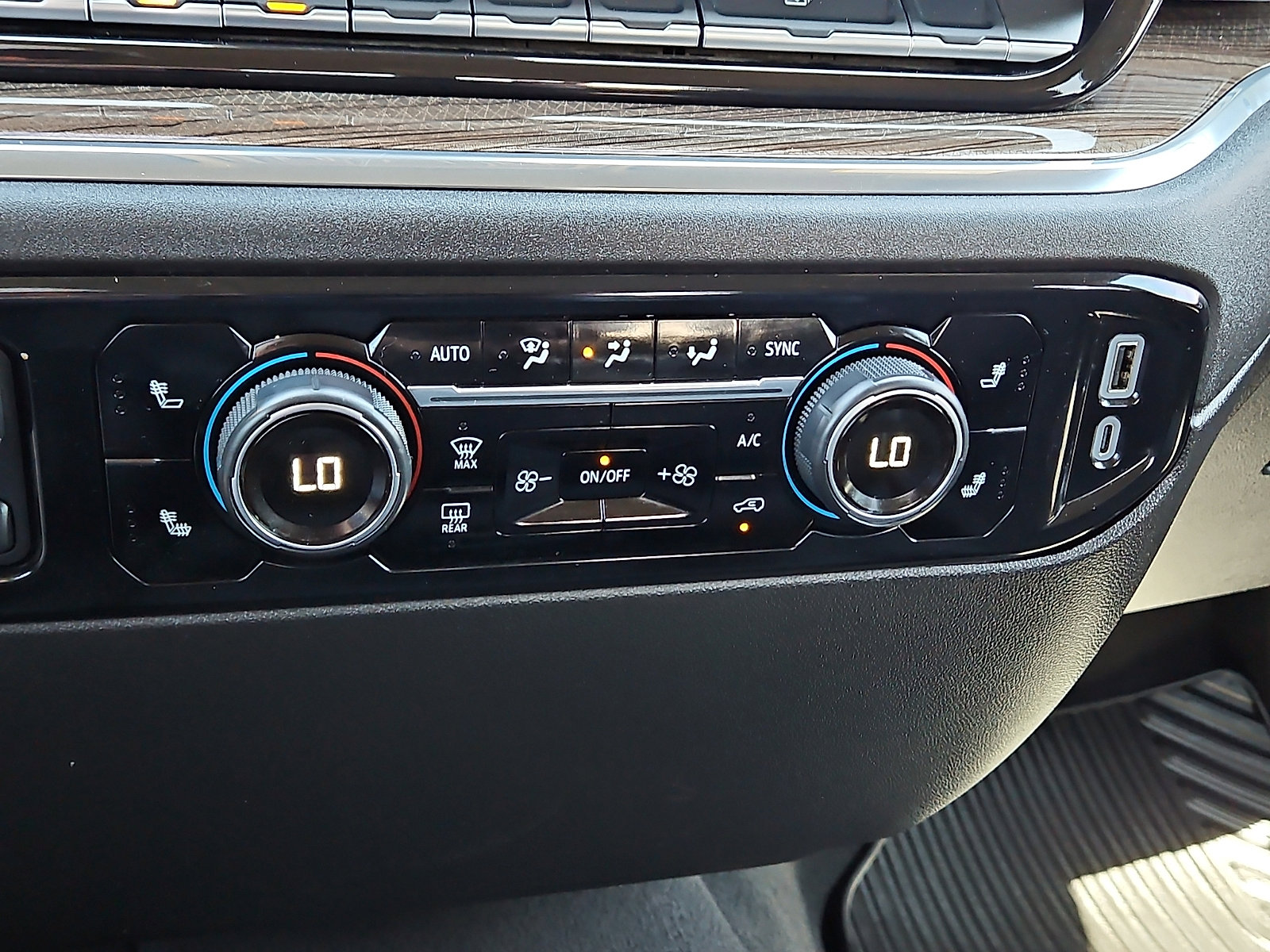 Used 2025 Chevrolet Silverado 1500 LT RWD image 13